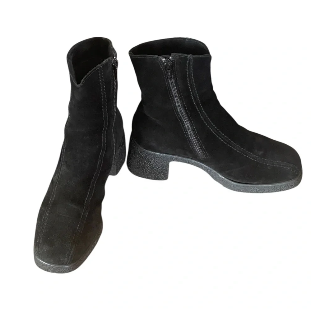 La Canadienne Elizabeth wedge heeled suede boots. Size 6 1/2. GUC